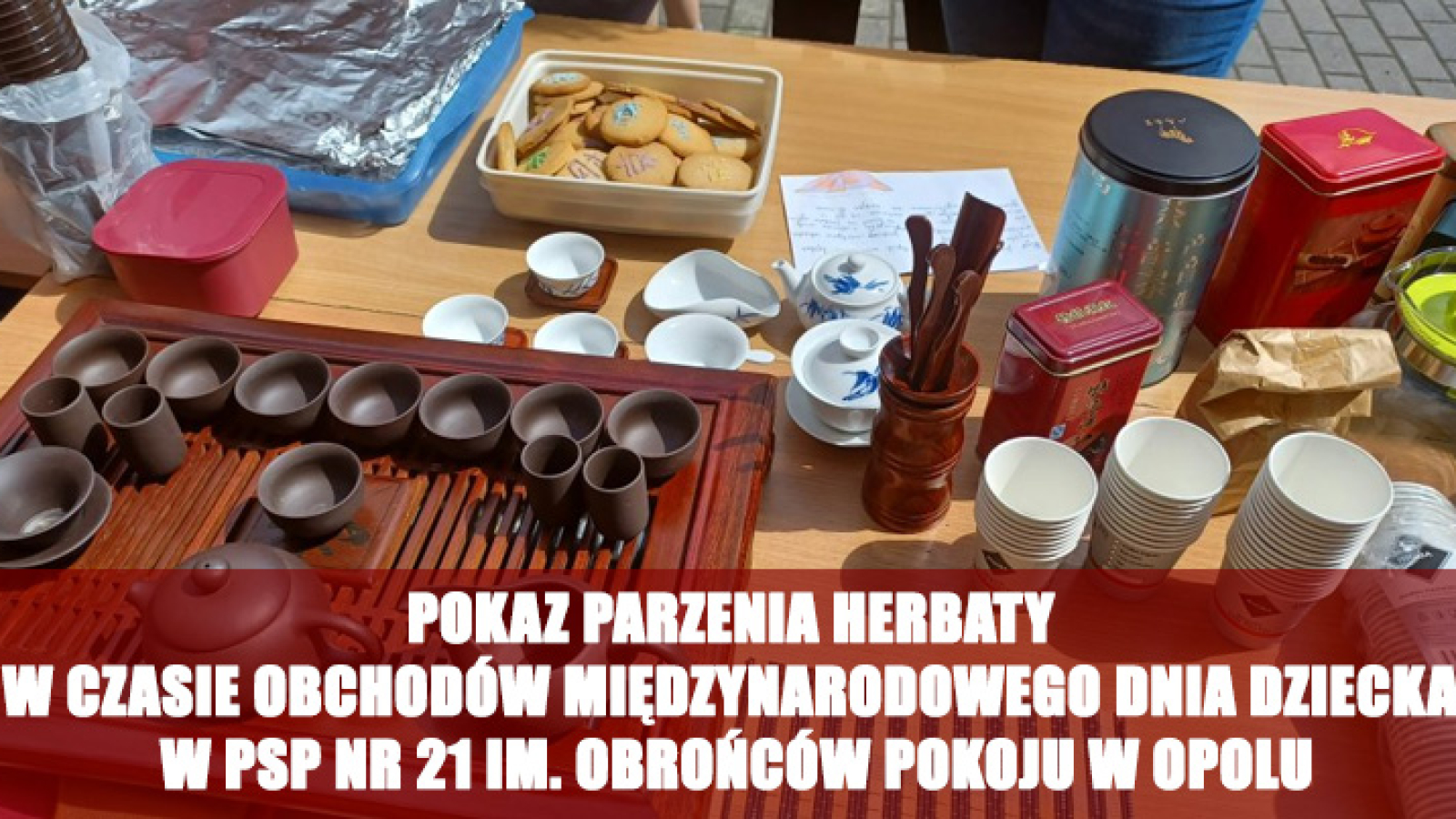 Pokaz parzenia herbaty w czasie obchodów Międzynarodowego Dnia Dziecka w PSP nr 21 im. Obrońców Pokoju w Opolu