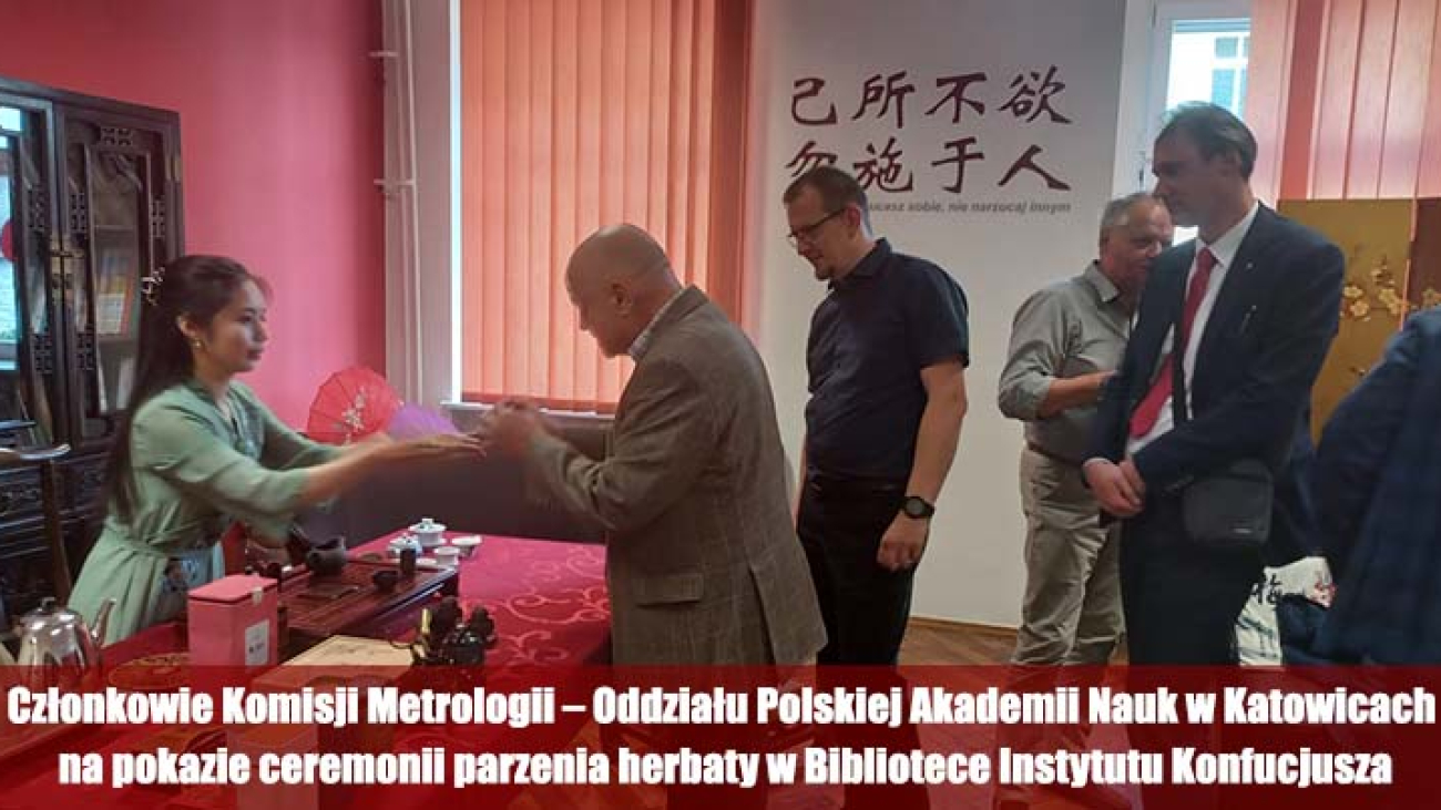 Członkowie Komisji Metrologii – Oddziału Polskiej Akademii Nauk w Katowicach na pokazie ceremonii parzenia herbaty w Bibliotece Instytutu Konfucjusza